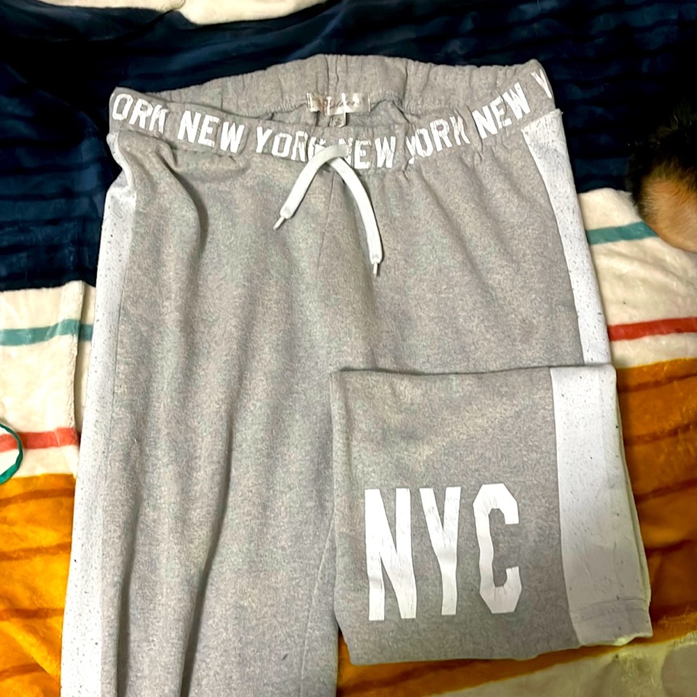 Grey sweats with nyc written on them I don’t fit them
